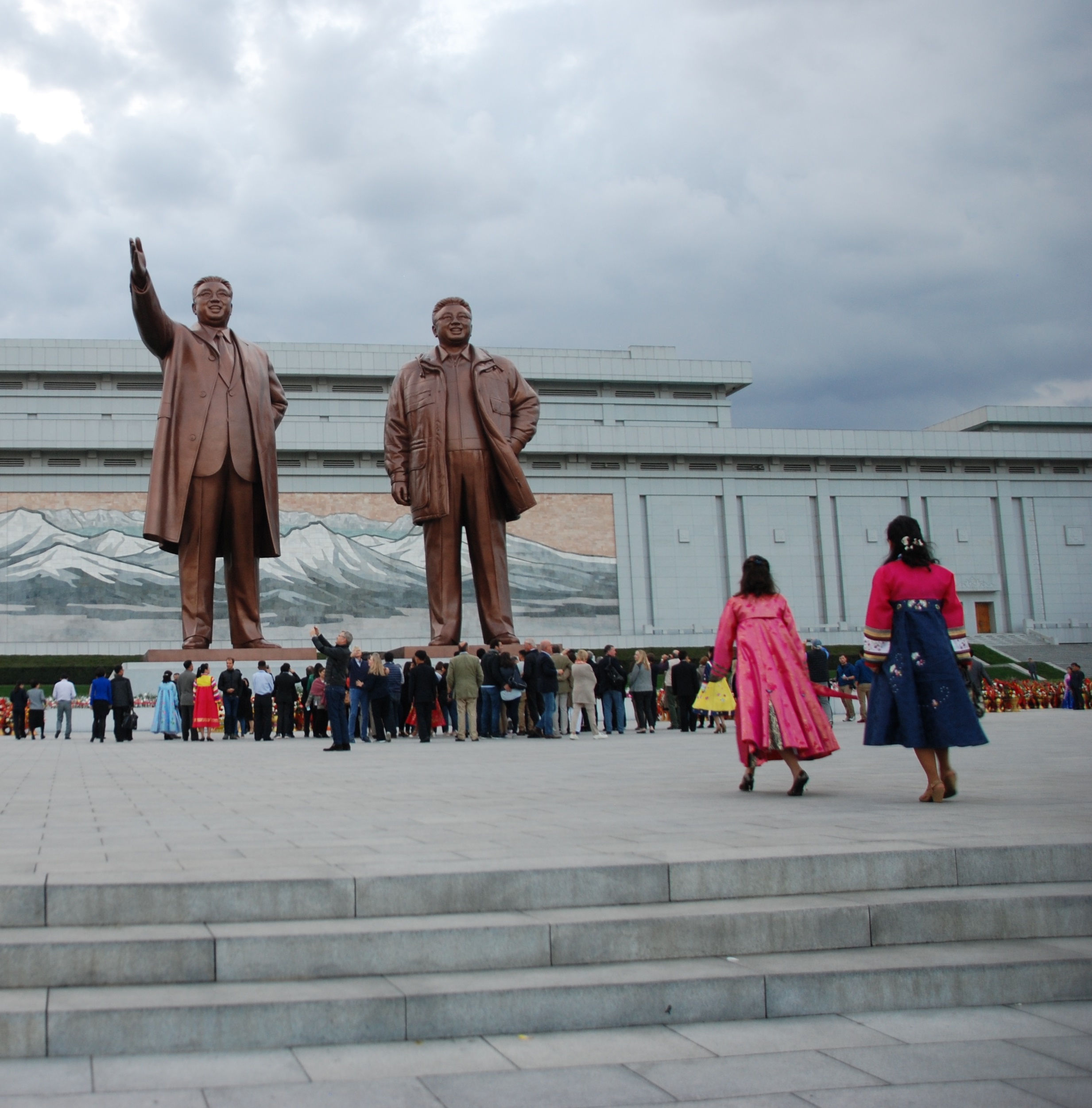 Coreia-do-Norte-imagens-de-lideres-espalhadas-pelo-pais-tem-que-ser-reverenciadas
